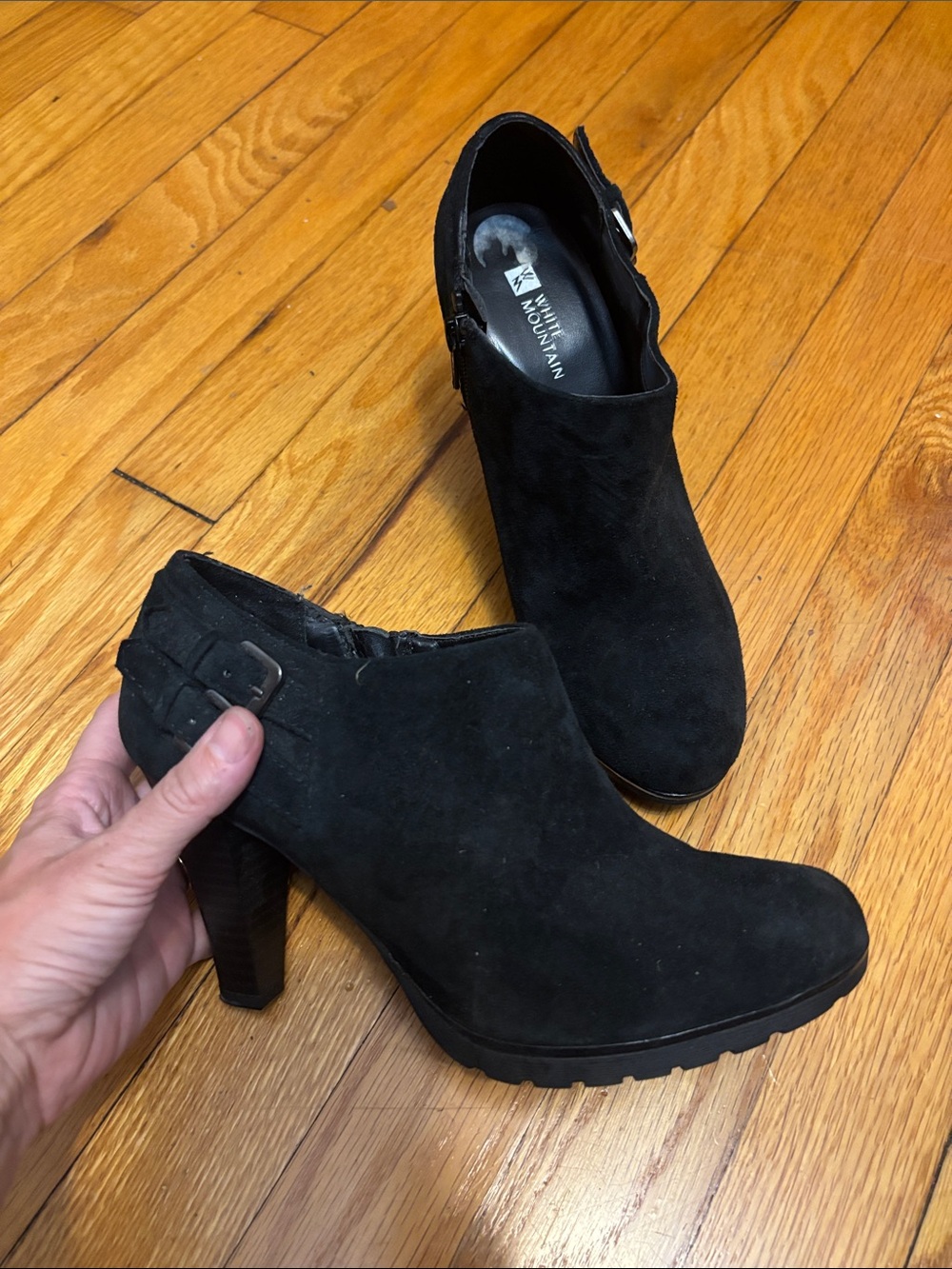 White Mountain Black Suede Size 6.5 Heeled Booties